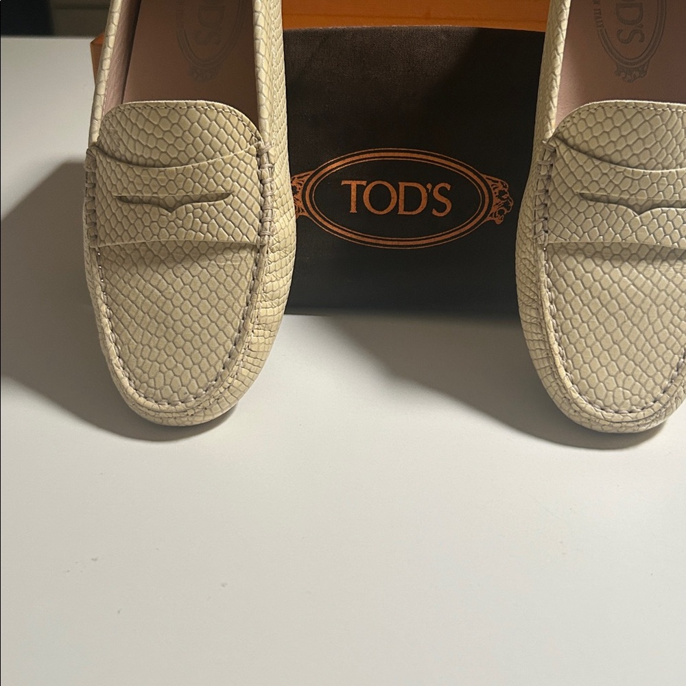 TOD’S Women’s Gommini Drivers - Picture 2 of 4